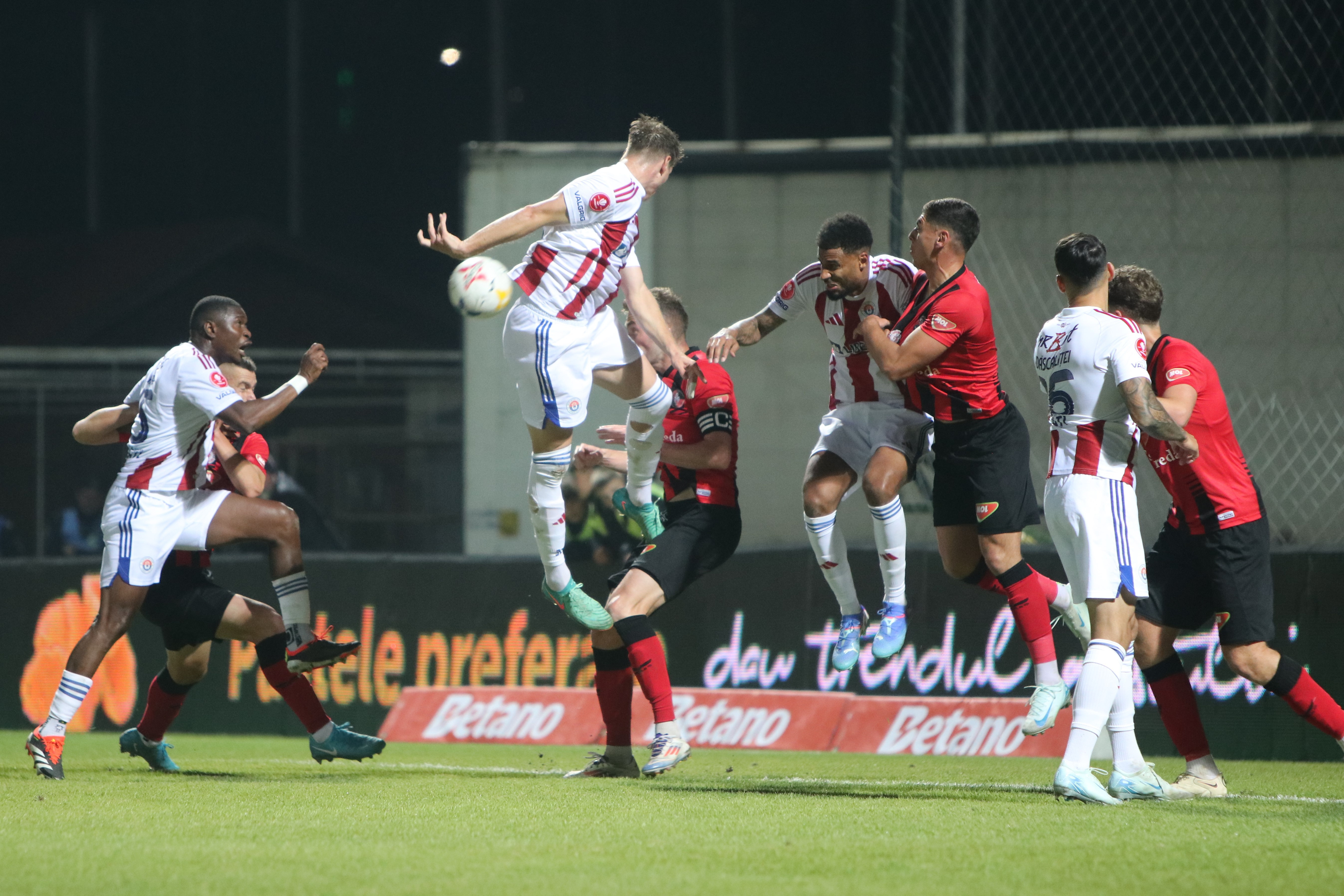 Reacția lui Robert Ilyes, după ce Csikszereda a &icirc;nvins Oțelul lui Dorinel Munteanu: &rdquo;Surprize, surprize!&rdquo;